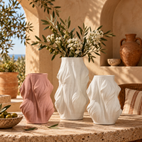 Vase en céramique avec un design sculptural organique pour fleurs et décoration intérieure