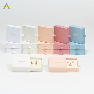 Scatola Portagioie Auralux in Cartoncino Rosa con Cassetto Scorrevole e Logo Personalizzato per Orecchini, Anelli e Collane - Product Image 6