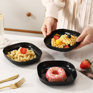 Assiettes carrées noires en plastique pour servir, stocker et organiser aliments, café et thé - Product Image 3