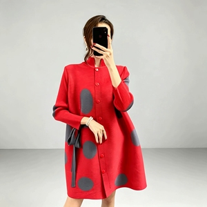 Vestido Casual de Mujer Hasta la Rodilla, Directo de Fábrica, con Estampado de Lunares, Cuello Mao, Holgado, Modesto, de Lujo, Plisado Estilo Miyake - Product Image 1