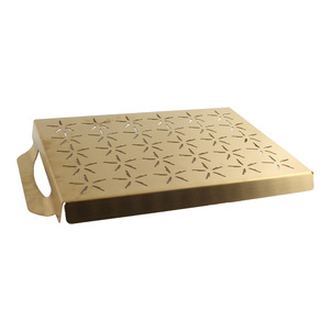 Plateau rectangulaire en métal doré antique avec poignées - Plateau de service décoratif moderne et écologique, passe au lave-vaisselle - Product Image 4