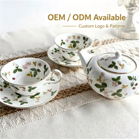 Service à café portable en porcelaine fine, motif fraise sauvage, avec tasses à pied haut et soucoupes doubles – Collection minimaliste de luxe léger pour la maison
