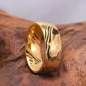 Anillos de Acero de Damasco Dorado de 8 mm, Anillos de Boda para Hombre, Estilo Clásico, Ajuste Cómodo para Parejas, Anillos de Compromiso y Citas - Product Image 3