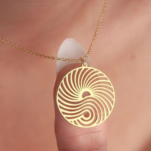 قلادة عصرية مطلية بالذهب عيار 18 على شكل موجة وشمس مقاومة للماء بدلاية على شكل أمواج المحيط قلادة ماندالا للشاطئ مجوهرات ليوم مشمس - Product Image 5