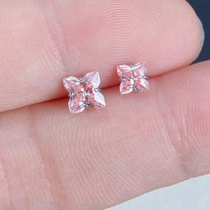 Lotus Implant G23 Clover CZ Titane Poli Miroir 16G Clous d'oreille à dos plat pour cartilage, Bijoux de piercing corporel - Product Image 3