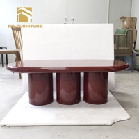 Table basse ovale en bois massif de couleur rouge vin au design unique pour salon, mariage, fête, location, événement