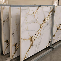 Panneau mural en PVC moderne à haute brillance, imperméable aux UV, avec un design en marbre veiné doré pour la décoration intérieure du salon