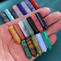 Nouvel Arrivage – Prisme Hexagonal en Cristal de Jaspe Rouge Naturel de 1,5 Pouce, Gravé et Sculpté, Cadeau Promotionnel DIY, Ornement en Pierre pour la Maison et le Bureau
