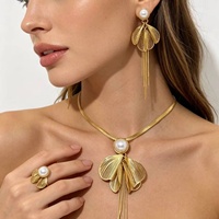 Parure de bijoux élégante artisanale avec pendentif floral en perles noires et grande chaîne trombone