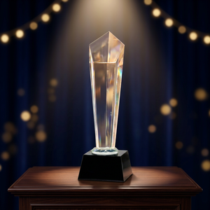 Trophée Obélisque en Cristal Modèle C4 avec Base Noire pour Collection de Cadeaux d'Affaires - Product Image 1