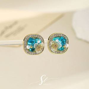 Pendientes de Botón Pequeños y Exquisitos de Aleación de Cobre Hechos a Mano por Ilona, Chapados en Oro de 18K, con Diseño Geométrico de Mariposa y Circonita, para Mujer, Aniversario - Product Image 1