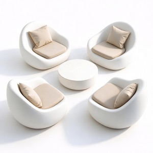 Conjunto de sillones curvos blancos modernos con mesa de centro redonda y cojines beige para sala de estar - Product Image 6