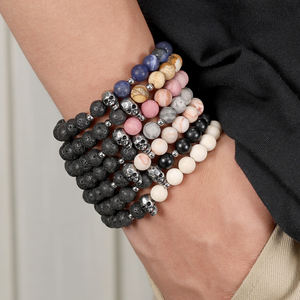 Bracelet pour homme personnalisable, style gothique unique, breloques de crâne, perles - Product Image 1