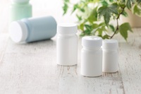 Botella de Cápsulas Farmacéuticas de Alta Hermeticidad con Tapa de Rosca Serie B P4-011, Plástico Hecho en Japón, Venta al por Mayor de Suplementos