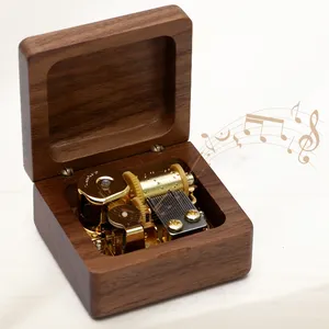 छोटा संगीत बॉक्स फैक्टरी कस्टम मेलोडी हैंड क्रैंक लकड़ी की बैटरी लकड़ी के खिलौने चौकोर लकड़ी के खिलौने निर्माता स्ट्रीट लाइट 500 पीसी