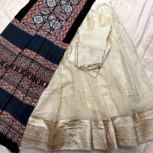 Lehenga de viscosa y seda con dupatta de sari Ajrakh, conjunto de dos blusas, colección de ropa tradicional para bodas y festivales - Product Image 1