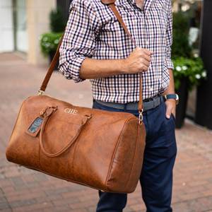 Bolsa de Viaje Personalizada Unisex de Cuero Marrón con Cierre y Letra, de Alta Calidad, para Regalo de Cumpleaños o Navidad - Product Image 3