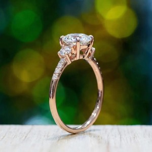 Bague en diamant de laboratoire très demandée, directement de l'usine, taille ronde, clarté VVS, bijoux de fiançailles et de mariage personnalisés, disponible à la vente - Product Image 6