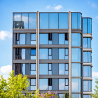 Système de mur-rideau en verre moderne sur mesure pour les panneaux de façade extérieure de villas et d'hôtels avec des caractéristiques imperméables et anti-rayures