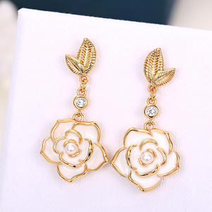 OYTUE Orecchini pendenti a forma di fiore in lega d'oro con imitazione di perle incastonate, gioielli romantici da festa per donna - Product Image 4