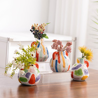 Vases en céramique peints à la main, design créatif multicolore, décoration haut de gamme pour les maisons, salons, arrangements floraux sur le bureau