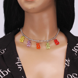 Collar con colgante de oso de resina con incrustaciones de diamantes, cadena de garra, joyería de moda, estilo fiesta, collar con dije multicolor - Product Image 4