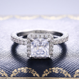 Anello di proposta scintillante a forma quadrata per donna, elegante gioiello da dito alla moda - Product Image 2