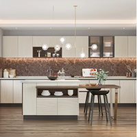 Meubles de cuisine modernes en bois massif blanc laqué avec crédence, portes en MDF et plan de travail en stratifié marbre de luxe