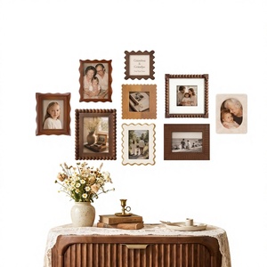 Cadre photo en bois artisanal écologique, design rustique, orientation verticale pour affichage sur table ou mur, souvenirs de famille, mariage - Product Image 1