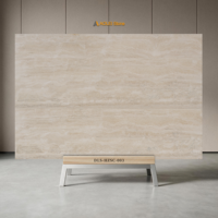 Grande dalle de marbre élégante à motif bois neutre, polie, design moderne pour salles à manger familiales, boutiques et bureaux