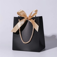 Sac en papier pour bijoux avec logo personnalisé, estampage à chaud doré, en papier couché fait main, sac d'emballage noir pour boucles d'oreilles, idéal pour les petites entreprises