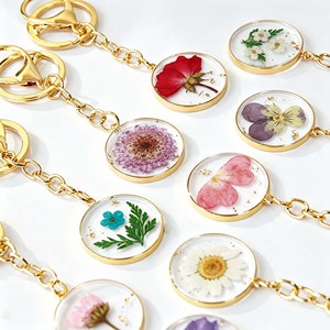 Porte-clés en résine avec fleurs séchées véritables, pendentif transparent à bord doré, fleur éternelle du mois de naissance, bijoux, cadeaux de mariage, souvenirs - Product Image 1