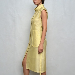 Robe chemise jaune sans manches pour <span class=keywords><strong>femme</strong></span>, col montant, boutonnée sur le devant, <span class=keywords><strong>taille</strong></span> nouée, longueur midi, décontractée, pour l'été - Product Image 2