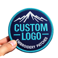 Parche de tela con diseño de letras 3D en contraste de color, estilo Design Freedom, con logotipo bordado personalizado para ropa.
