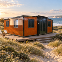 Maison conteneur extensible de style cabane avec finition bois chaud et portes doubles noires pour retraites de vacances