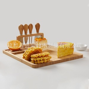 Tabla de Quesos de Bambú con 4 Cuchillos, Portátil para Fiestas y Uso Doméstico, Solo Lavar a Mano, Apto para Lavavajillas - Product Image 1