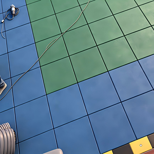 Baldosas de caucho EPDM ecológicas, certificadas ISO, suaves, antideslizantes, antienvejecimiento, inodoras, para suelos de seguridad en parques infantiles y escuelas. - Product Image 1