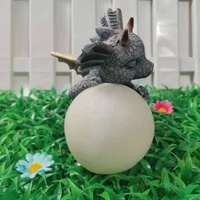 Statue de méditation du dragon du jardin à l'énergie solaire, statue avec boule de observation