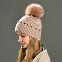 Chapeau d'hiver en tricot rayé doux et épais en gros, bonnet de luxe pour femmes avec pompon en fourrure véritable amovible et logo personnalisé