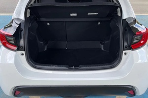 Auto Usata in Ottime Condizioni 2023 <span class=keywords><strong>Toyota</strong></span> <span class=keywords><strong>Yaris</strong></span> 1.5 Comfort Hatchback Pronta all'Uso Senza Incidenti Pronta per la Spedizione in Tutto il Mondo - Product Image 2