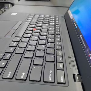 โน้ตบุ๊ก Lenovo ThinkPad X1 Carbon 2020 ขนาด 14 นิ้ว หน้าจอ FHD  ซีพียู Intel Core i5 รุ่นที่ 10 แรม 16GB SSD 512GB น้ำหนักเบา สำหรับธุรกิจ ดีไซน์บางเฉียบ - Product Image 3