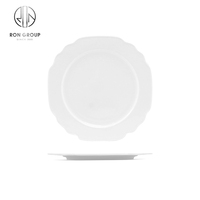 Vente en gros de vaisselle en porcelaine de Chine de luxe moderne pour restaurant nordique à bord festonné assiettes en céramique