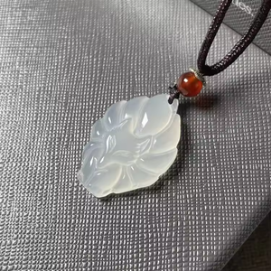 <span class=keywords><strong>Bracciale</strong></span> in Giada Bianca Ghiaccio <span class=keywords><strong>con</strong></span> <span class=keywords><strong>Volpe</strong></span> a Nove Code e Perle Rotonde in Agata Rossa e Verde. Braccialetto <span class=keywords><strong>con</strong></span> Charm a Forma di <span class=keywords><strong>Volpe</strong></span> Ordinato dal Cliente - Product Image 3