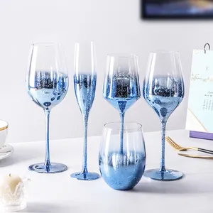 Óculos de luxo, óculos azul e rosa de ouro, champanhe, cocktail, decanter, sem hastes, vidro de vinho tinto