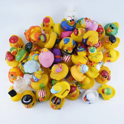 Giocattolo di plastica personalizzato promozionale animale ponderato gara galleggiante assortito nero stampato Ducky Bulk vasca da bagno stridulo anatra di gomma da bagno