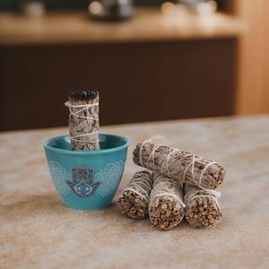 Bastoncini di Incenso Artigianali alla Salvia Bianca Legno Sacro Muschio e Petali di Rosa con Portaincenso - Product Image 3