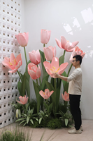 Composition florale géante de tulipes roses faites à la main, sur pied, en papier, pour vitrine de centre commercial, hall de mariage, photomaton