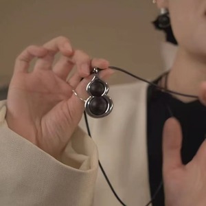 Collier pendentif en forme de gourde noire, en alliage, bijoux unisexes à la mode, longue chaîne pour hommes et femmes, Style rétro - Product Image 2