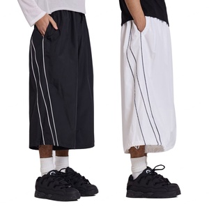 Pantalones Casuales al por Mayor con Logotipo Personalizado, Cintura con Cordón, 100% Poliéster, Diseño Liso con Ribete Lateral en Contraste, Largura 3/4 - Product Image 1