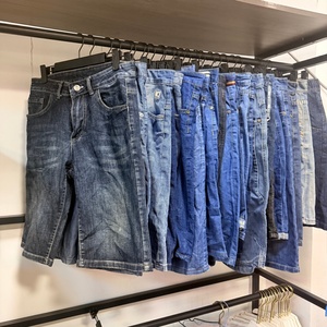 Pantaloncini in denim usati da uomo di Grado A all'ingrosso, pantaloni <span class=keywords><strong>capri</strong></span> in jeans di seconda mano, <span class=keywords><strong>abbigliamento</strong></span> estivo usato da uomo in balle, selezione premium - Product Image 2